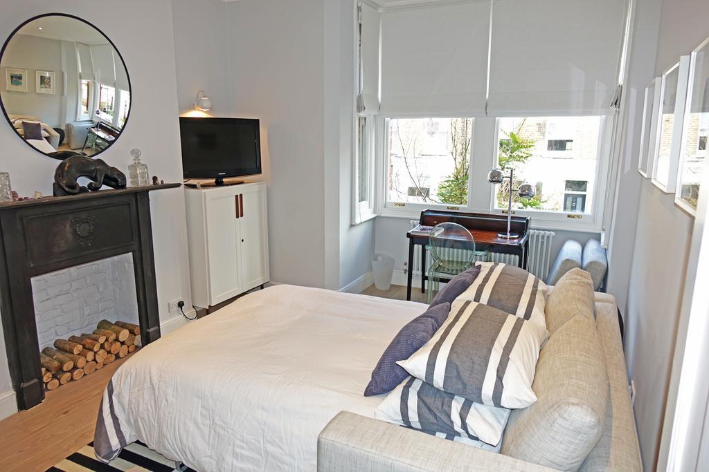 Sparkling Apartment In Kensington Olympia Лондон Екстер'єр фото